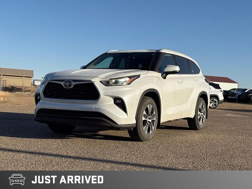 Used 2022 Toyota Highlander XLE-|-Apple-Carplay-|-Sunroof-|-Backup-Camera-|-Heated-Steering-Wheel 26714A