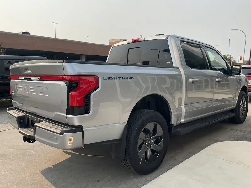 2025 Ford F-150 Lightning Lariat photo 4