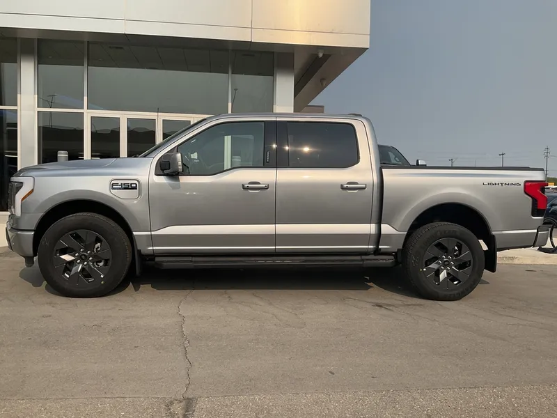 2025 Ford F-150 Lightning Lariat photo 3