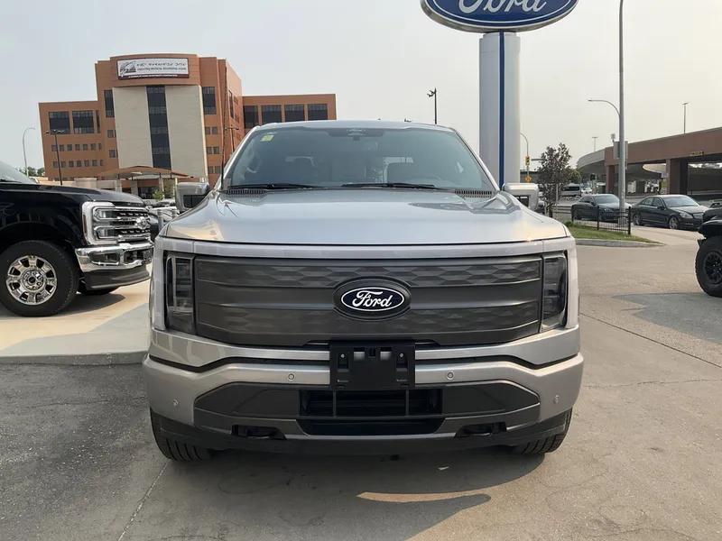 2025 Ford F-150 Lightning Lariat photo 2