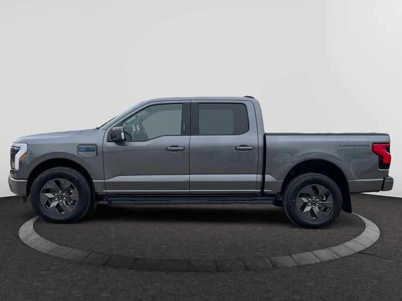 2025 Ford F-150 Lightning Lariat photo 2