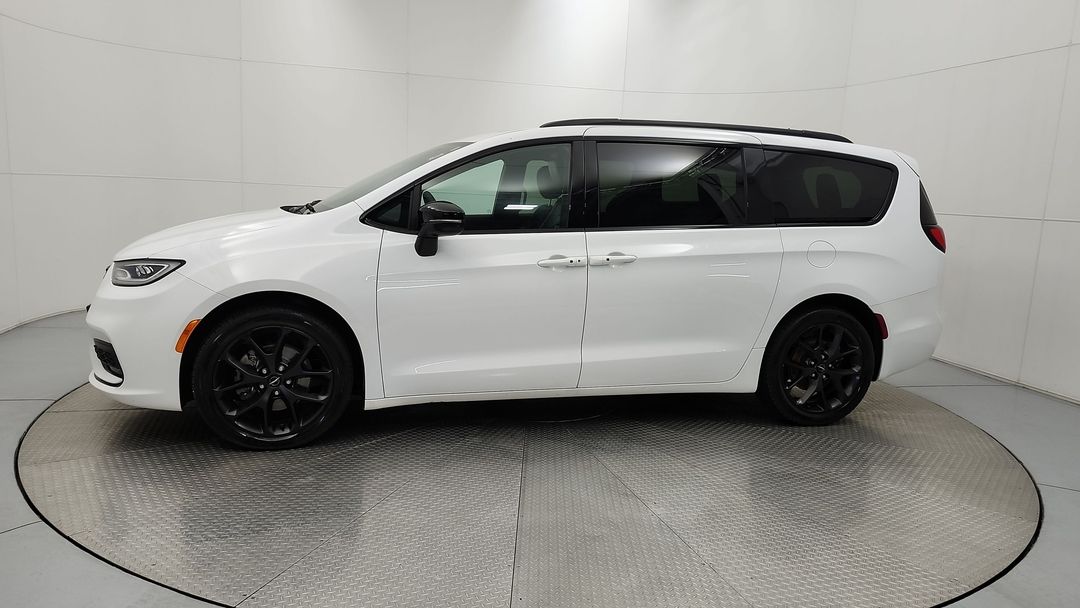 Used 2024 Chrysler Pacifica Touring-L 69870