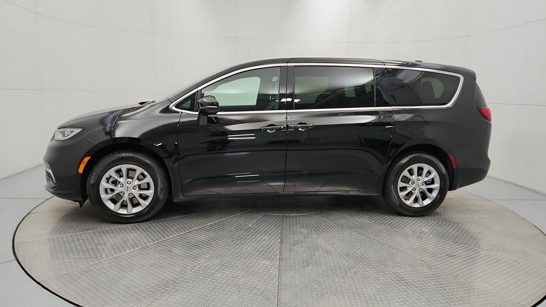 Used 2025 Chrysler Pacifica Select 70263