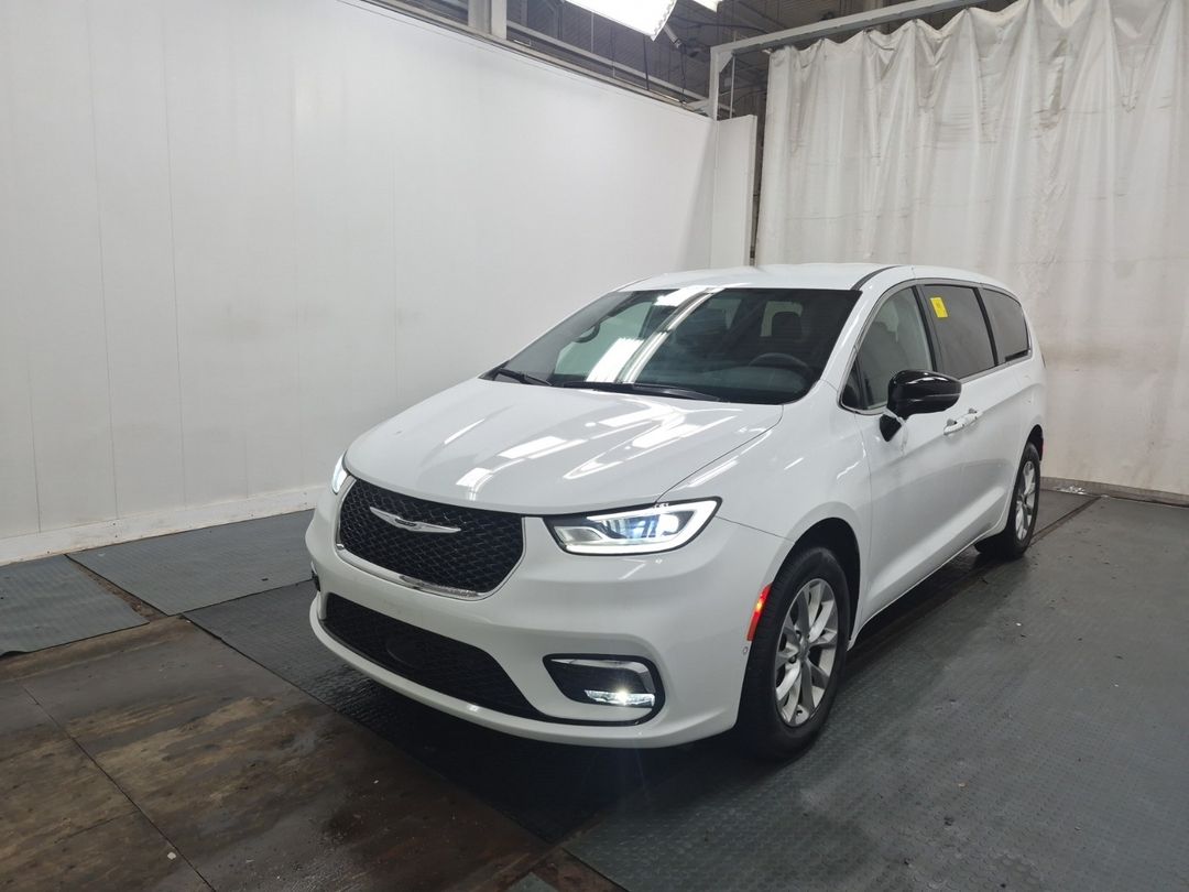 Used 2025 Chrysler Pacifica Select 9233