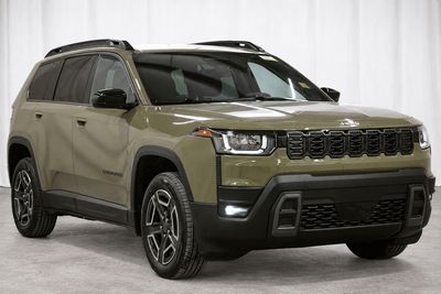 New 2025 Jeep Grand Cherokee Altitude (GC2556) Red Deer, AB