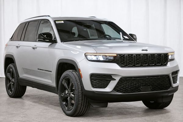 New 2025 Jeep Grand Cherokee Altitude (GC2556) Red Deer, AB