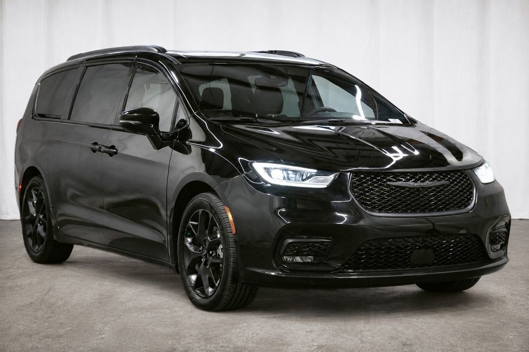 Used 2025 Chrysler Pacifica Limited 15345